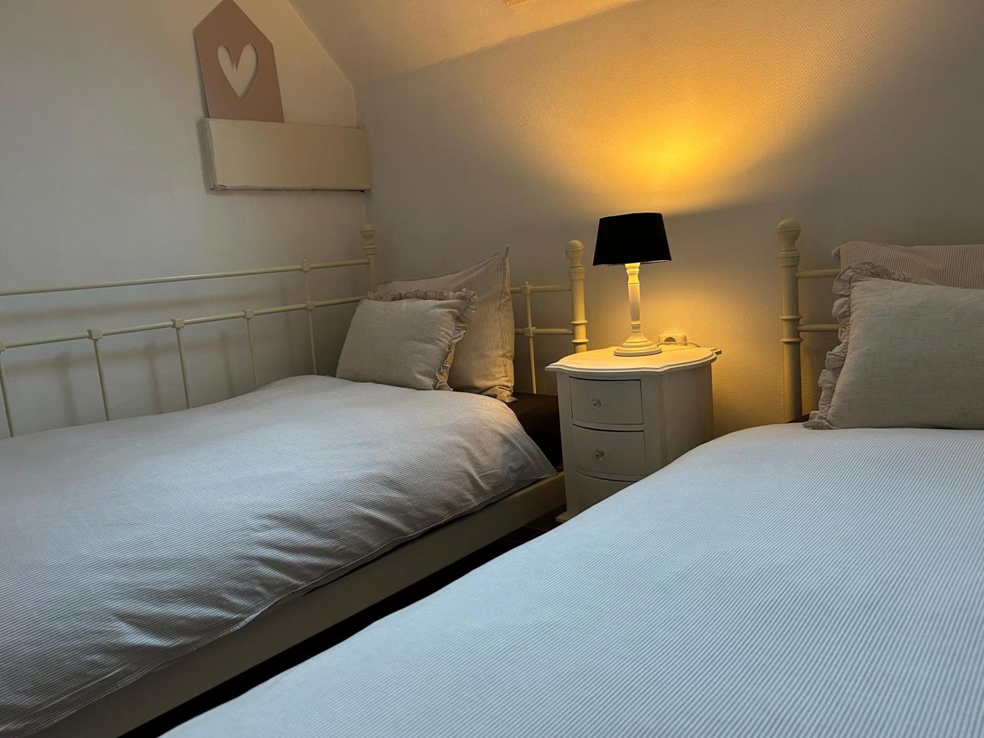 T'Hus Bed & Breakfast Katlijk Экстерьер фото